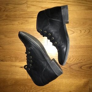 Women’s low booties
